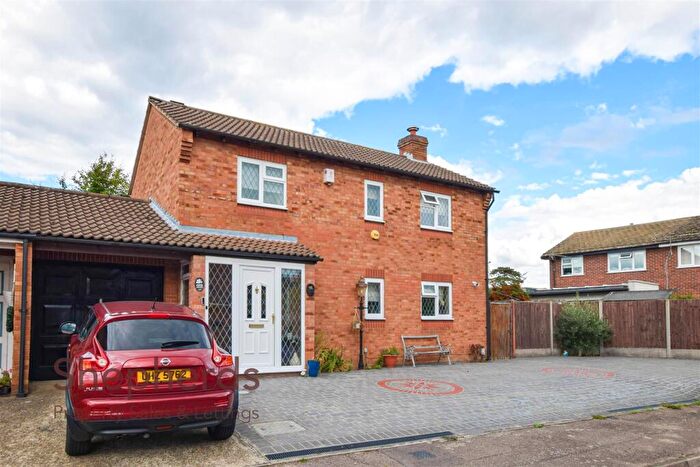 3 Bedroom Link Detached House For Sale In Oakview Close, West Cheshunt, EN7