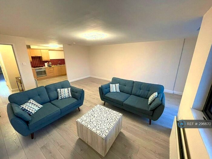 2 Bedroom Flat To Rent In Queens Square, Belfast, BT1
