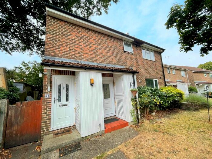 2 Bedroom Maisonette To Rent In Evenlode Way, Sandhurst, GU47