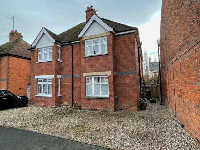 3 Bedroom Semi-Detached House To Rent In York Road Newbury, RG14