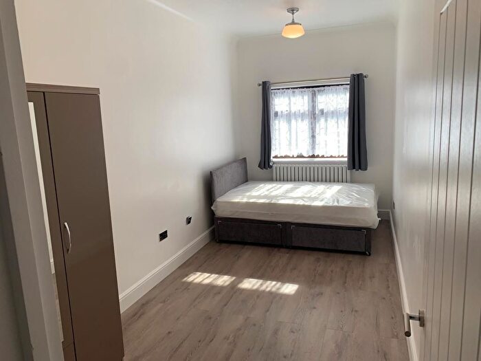 Studio To Rent In Roding Lane South, Ilford, IG4