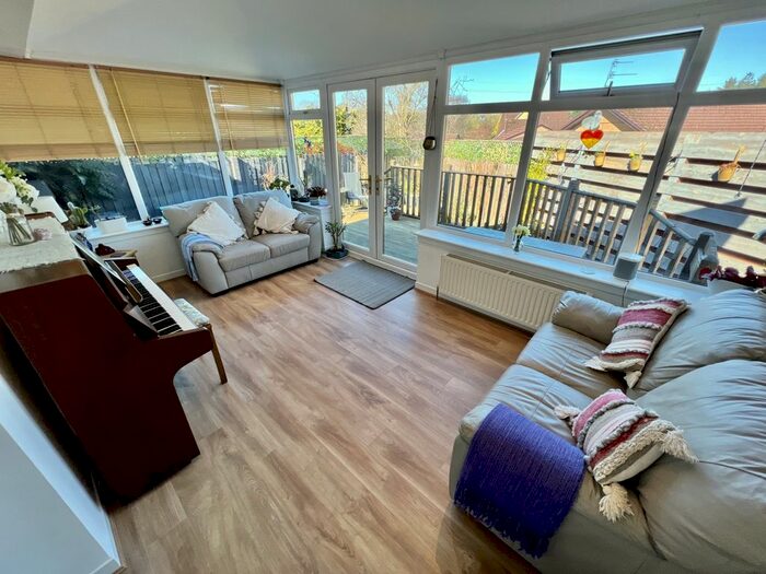 3 Bedroom Semi-Detached Bungalow For Sale In Craigiehall Way, Erskine, PA8