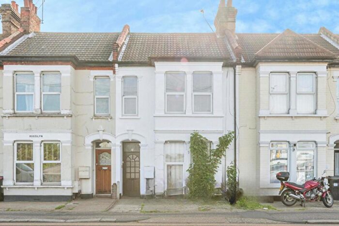 2 Bedroom Flat For Sale In Sutton Road, Southend-on-Sea, Essex, SS2