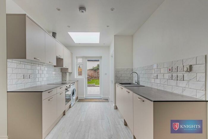 2 Bedroom Flat To Rent In Hamilton Road, London, NW11