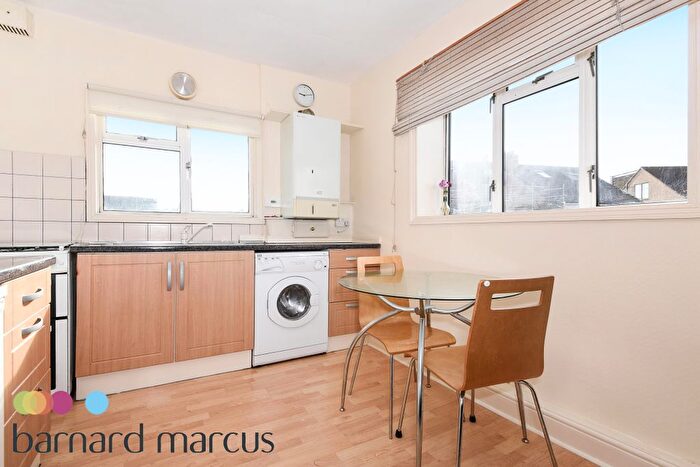 2 Bedroom Flat To Rent In Wayside, East Sheen, London, SW14