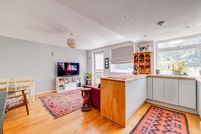 1 Bedroom Flat For Sale In Harrowdene Gardens, Teddington, TW11