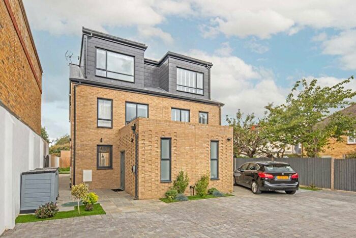 4 Bedroom Detached House To Rent In Lime Grove, New Malden, KT3
