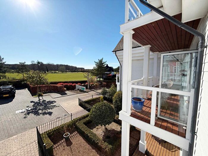 2 Bedroom Flat For Sale In Rougemont, Kings Hill, West Malling, Kent, ME19