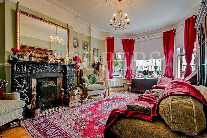 3 Bedroom Semi-Detached House For Sale In Prout Grove, London, NW10