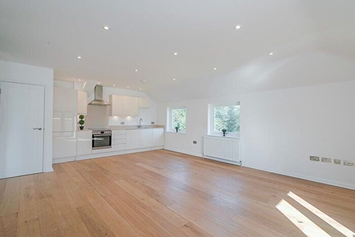 1 Bedroom Apartment To Rent In Hampton Court Road, KT8