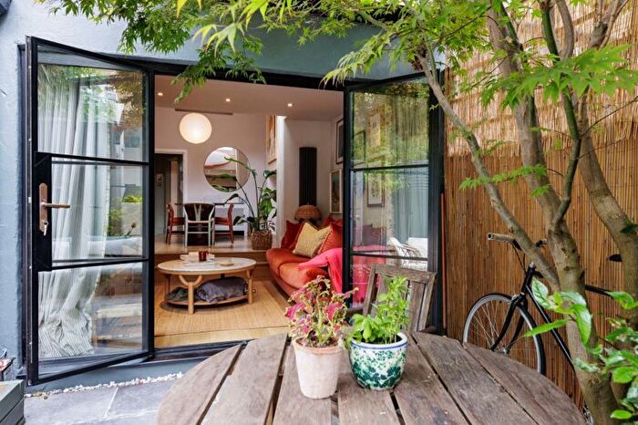 2 Bedroom Flat To Rent In Hetley Road, London, W12