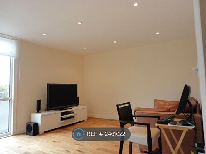 3 Bedroom Flat To Rent In Tottenham Road, London, N1