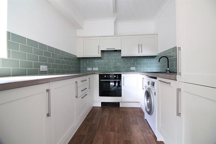 2 Bedroom Flat To Rent In Malmers Well Road, High Wycombe, HP13