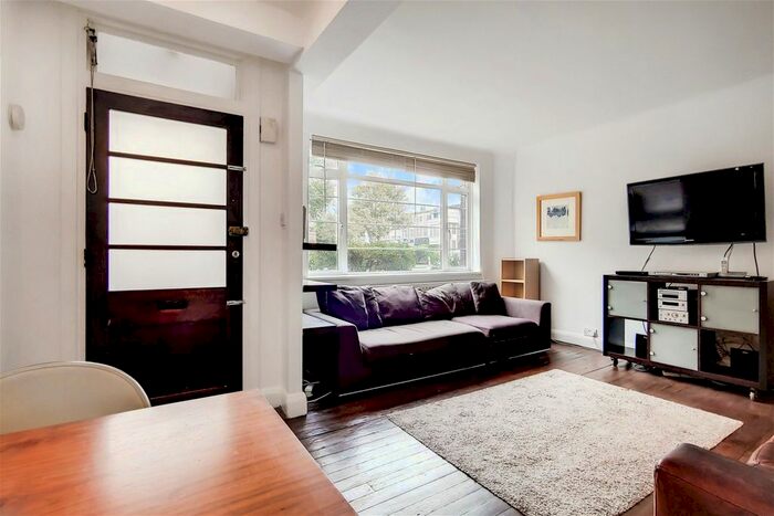 2 Bedroom Maisonette To Rent In Balham High Road, London, SW17