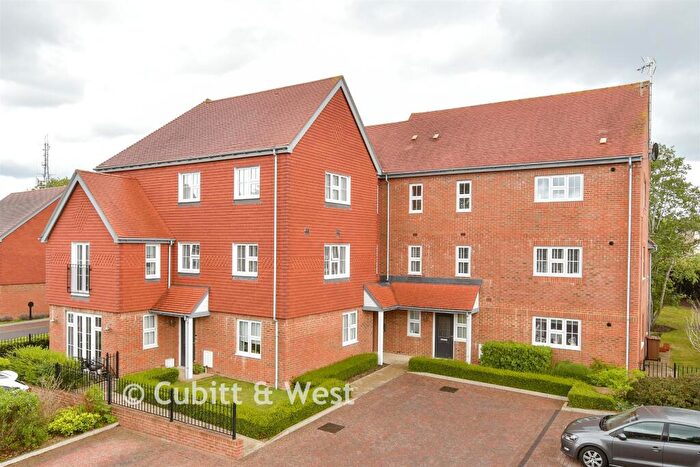 1 Bedroom Flat For Sale In Waterfield, Tadworth, Surrey, KT20