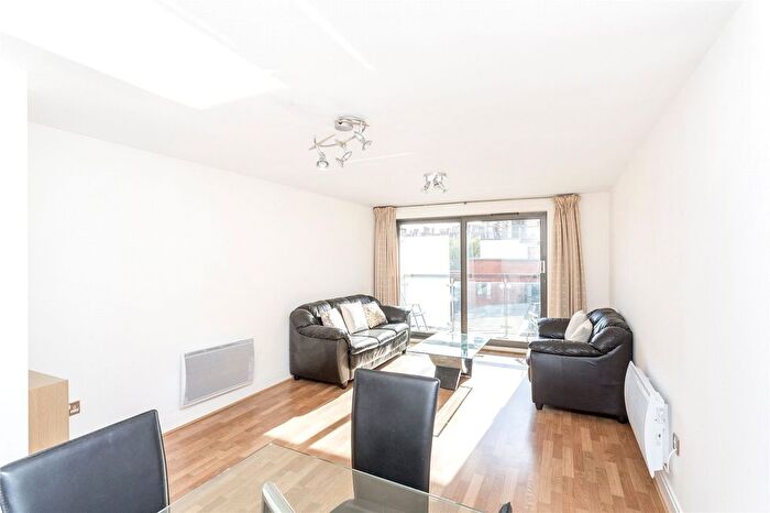 2 Bedroom Flat To Rent In Horsley Court, Montaigne Close, London, SW1P