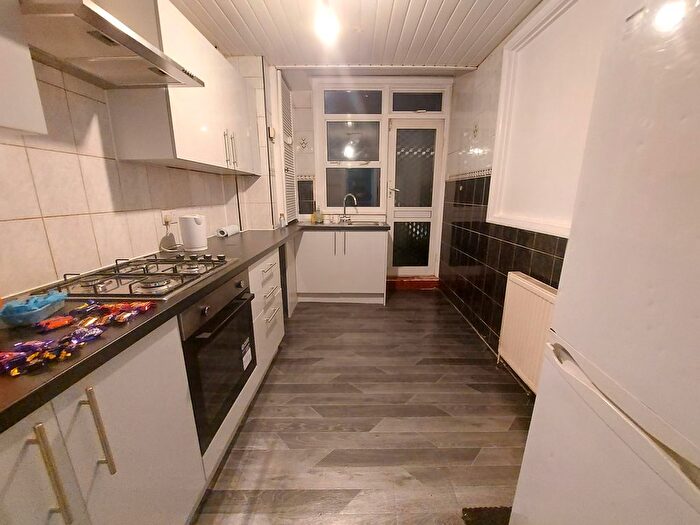 4 Bedroom Detached House To Rent In Seven Kings, Essex, IG2