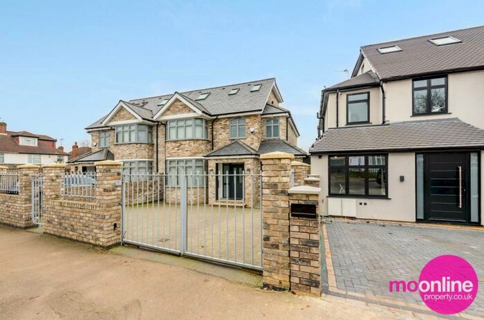 4 Bedroom House To Rent In Oakmead Gardens, Edgware, HA8