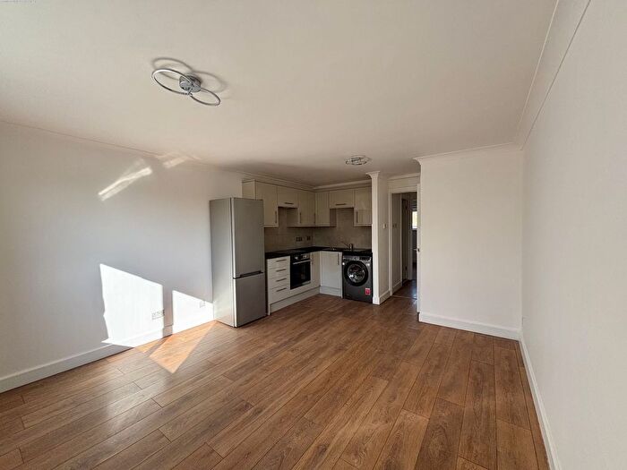 1 Bedroom Flat To Rent In Bath Road, Harmondsworth, West Drayton, UB7