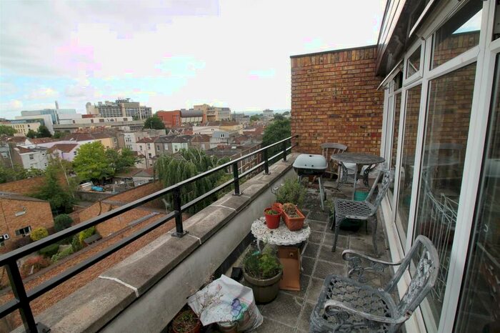 3 Bedroom Flat To Rent In B, High Kingsdown, Kingsdown, Bristol, BS2