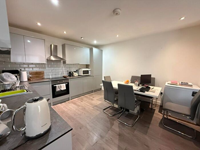 3 Bedroom Apartment To Rent In Elm Way London, NW10