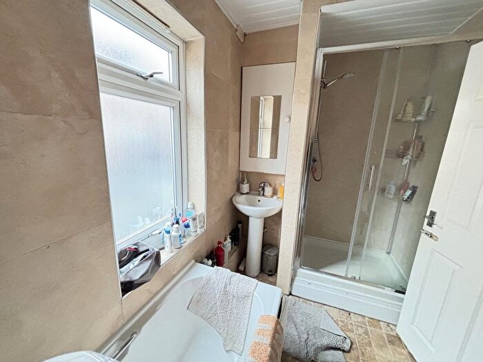 4 Bedroom Semi-Detached House To Rent In Burley Road, Leeds, LS4