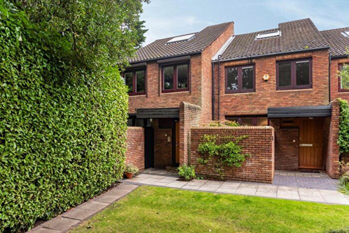 2 Bedroom House For Sale In West Hill Park, Highgate, N6