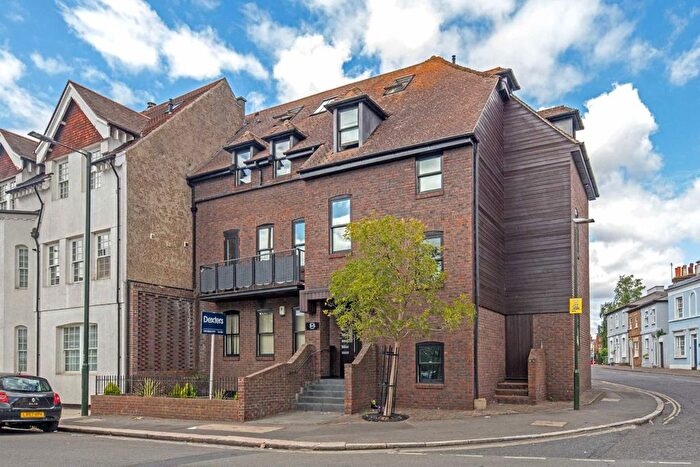 3 Bedroom Flat For Sale In High Street, Hampton, TW12