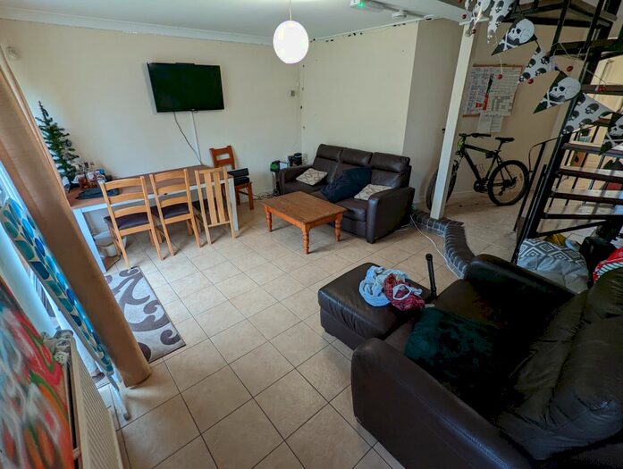 5 Bedroom Semi-Detached House To Rent In Long Barn Lane, Reading, RG2