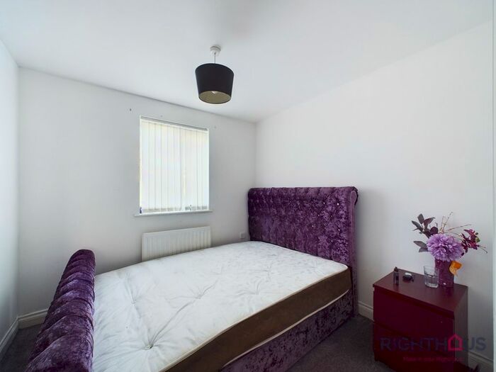 3 Bedroom Town House For Sale In Widdop Close, Bradford, BD6