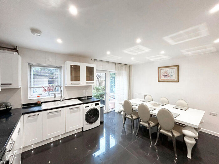 5 Bedroom Town House To Rent In Eliot Drive, Harrow, HA2