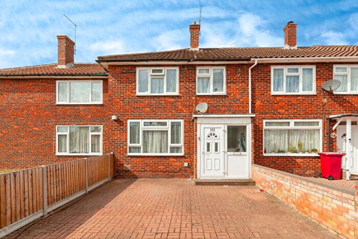 3 Bedroom Terraced House For Sale In Long Readings Lane, Slough, SL2