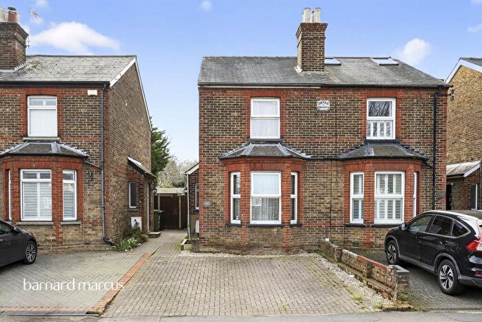 2 Bedroom Detached House For Sale In Hook Road, Epsom, KT19