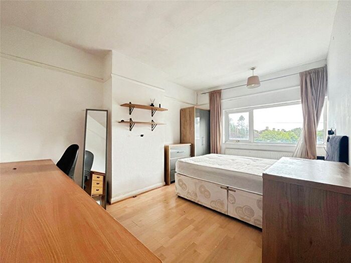 6 Bedroom Terraced House To Rent In Larchwood Drive, Englefield Green, TW20