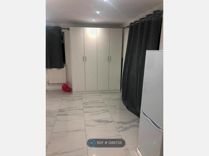 Studio To Rent In Trelawney Avenue, Slough SL3