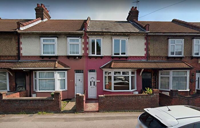 3 Bedroom Town House For Sale In Hitchin Road, Luton, LU2