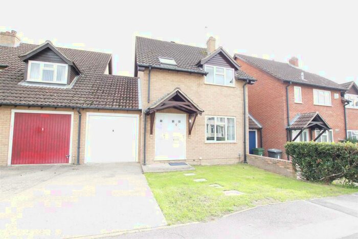 3 Bedroom Semi-Detached House To Rent In Curtis Road, Calcot, Reading, RG31