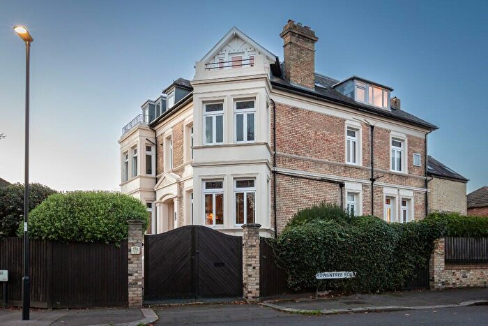 3 Bedroom Apartment For Sale In Bycullah Road, London, EN2