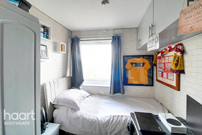 2 Bedroom Apartment For Sale In Shurland Avenue, Barnet, EN4