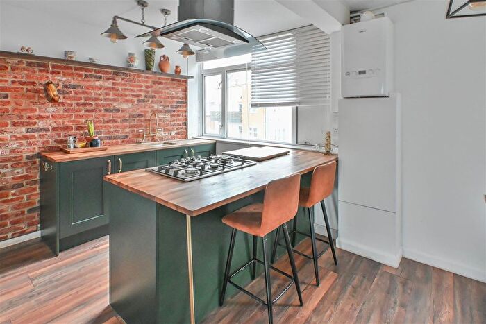 2 Bedroom Flat For Sale In Railway Square, Brentwood, CM14