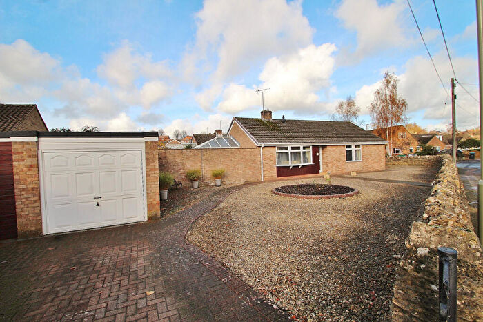 3 Bedroom Detached Bungalow For Sale In Dene Rise, Witney, OX28