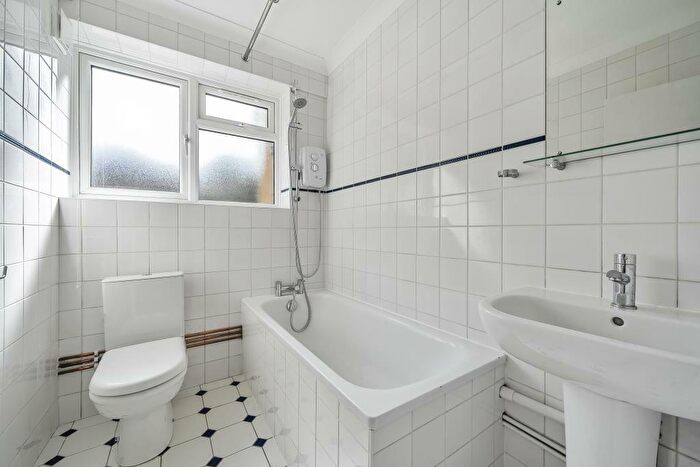 2 Bedroom Apartment To Rent In Park Gate, Finchley, N2
