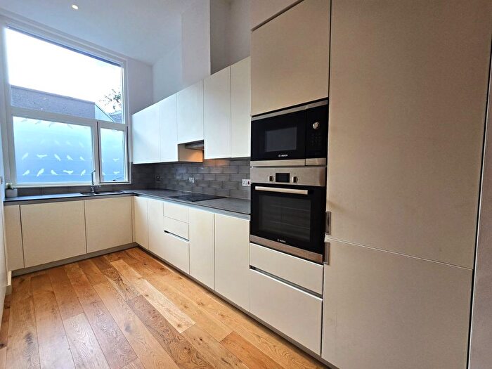 3 Bedroom Flat To Rent In Maud Street, Canning Town, London, E16
