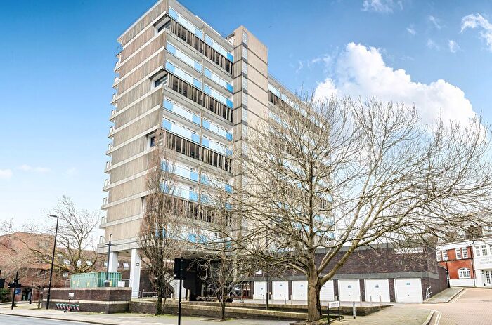 3 Bedroom Flat For Sale In Castle Way, Southampton, Hampshire, SO14