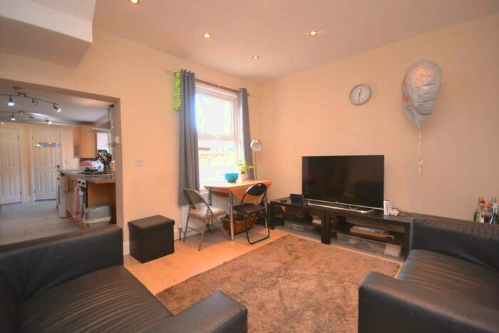 6 Bedroom Terraced House To Rent In De Beauvoir Road, Reading, RG1