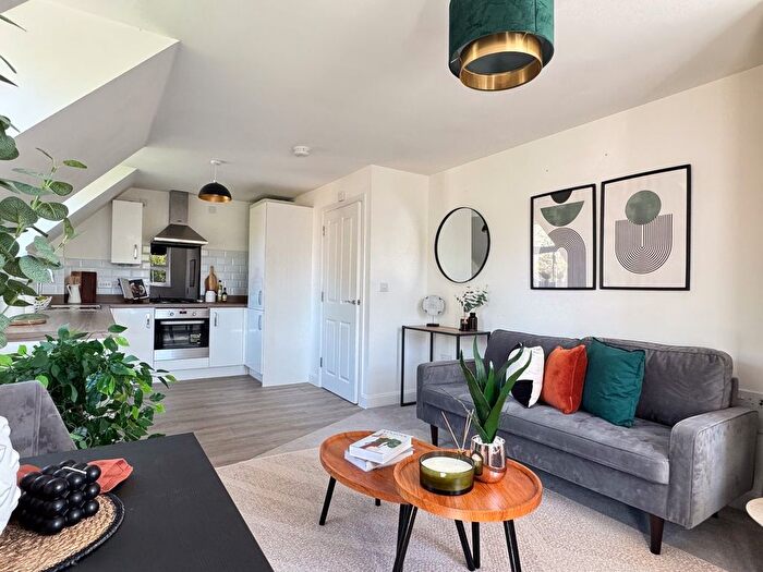 2 Bedroom Flat For Sale In Hutton Close, Newbury, RG14