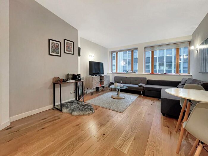 2 Bedroom Apartment To Rent In South Parade, Leeds, LS1