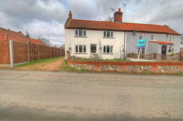 3 Bedroom Semi-Detached House For Sale In The Street, Norwich, NR8