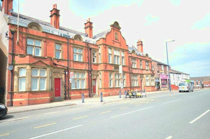 2 Bedroom Apartment To Rent In Constable House, - Stockport Road, Denton, Manchester, M34