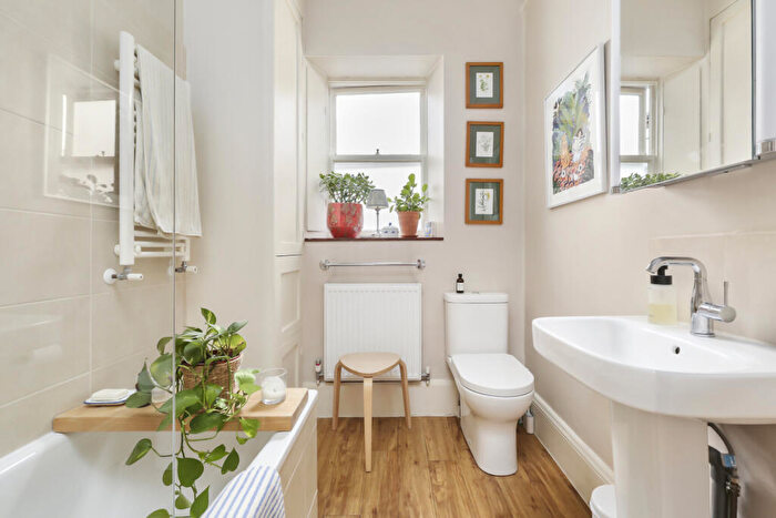 2 Bedroom Apartment To Rent In Highbury New Park, London, N5